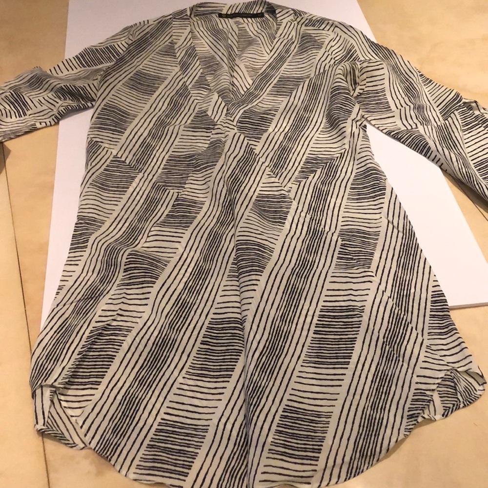 Black and white tunic w 3/4-length sleeves